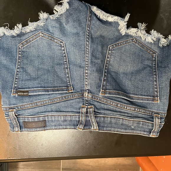 Volcom shorts - Picture 2 of 3